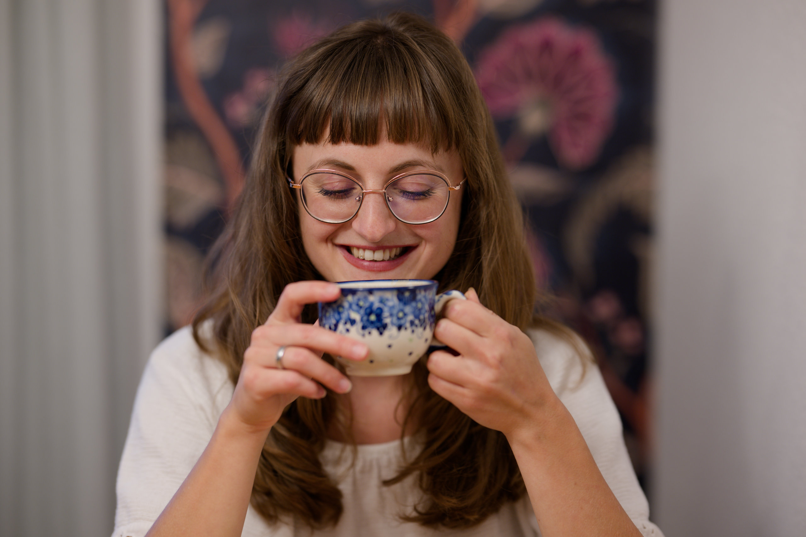 Shana am Kaffeetrinken mit Tasse in der Hand